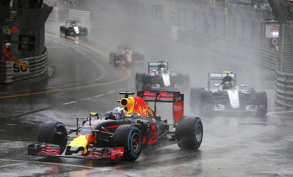 Il poleman Ricciardo guida il gruppo nelle prime fasi. Reuters